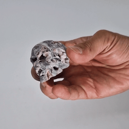 Aus Kalzitgeoden geschnitzter Totenkopf – (ca. 4,5 cm)