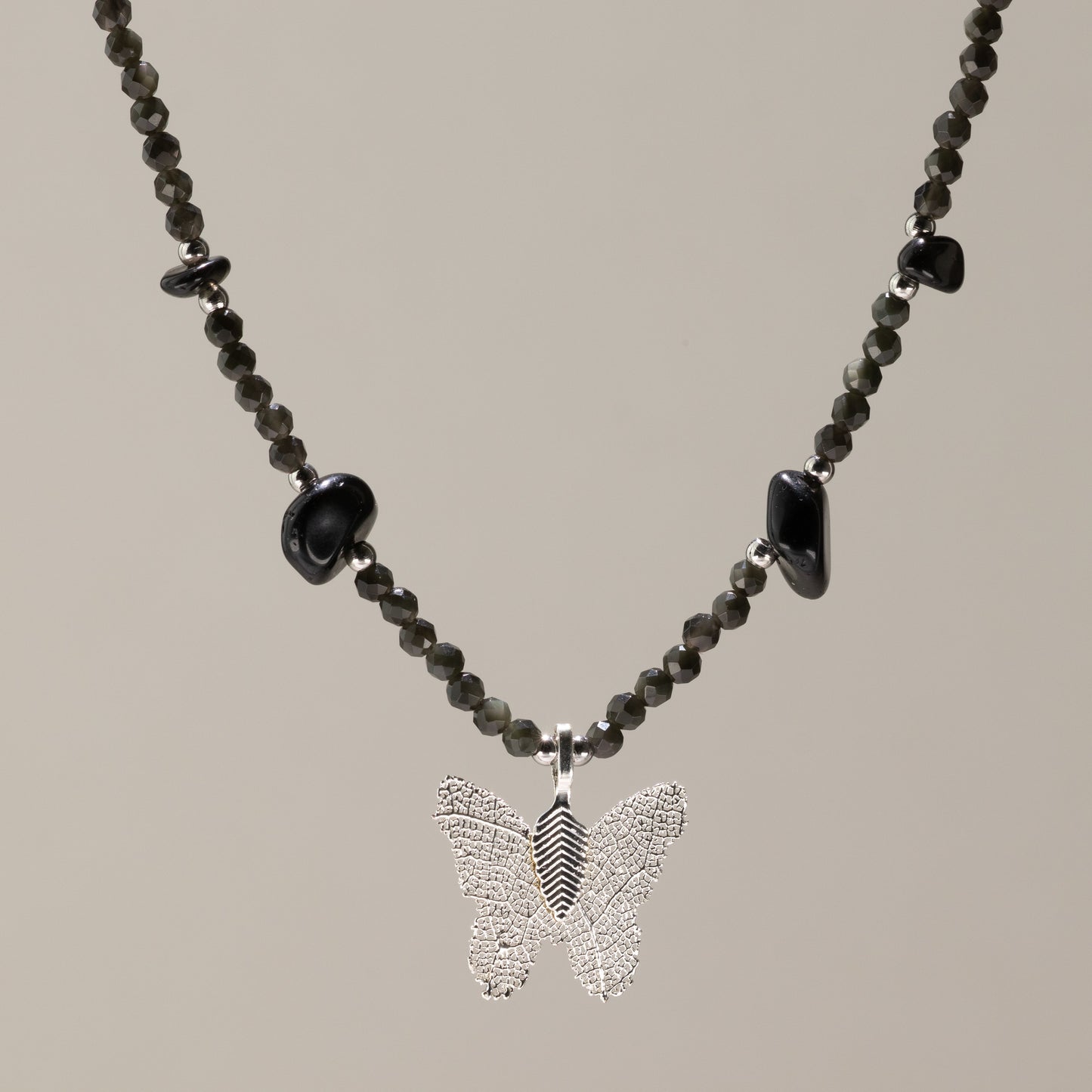 Collar de gema de obsidiana negra ninfa con colgante de mariposa hecho de una hoja real