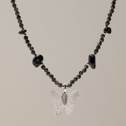 Collar de gema de obsidiana negra ninfa con colgante de mariposa hecho de una hoja real
