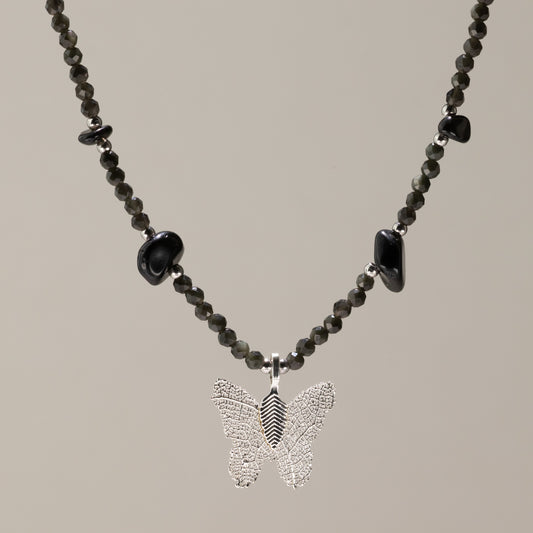 Nymphen-Halskette aus schwarzem Obsidian mit Schmetterlingsanhänger, der aus einem echten Blatt gefertigt ist