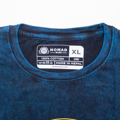 Nomad Sari Camiseta de algodón lavado a la piedra - Mantente Salvaje, Hijo de la Luna - Azul - XL