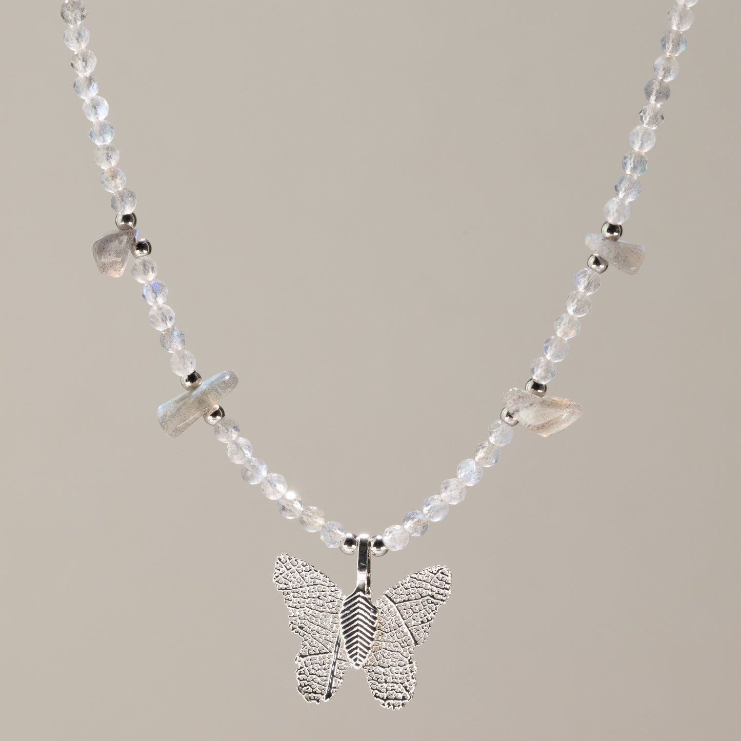 Collar de gema de labradorita Ninfa con colgante de mariposa de hoja real