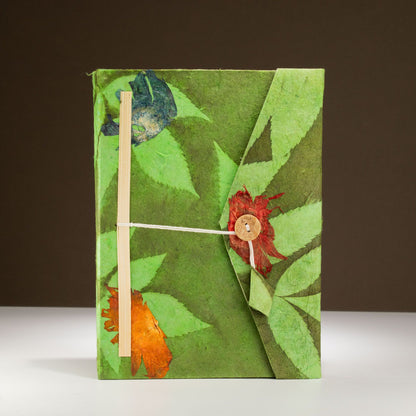 Carnet en papier Lokta au motif floral audacieux – Grand (21x15cm) – 45 feuilles – Marque-page inclus – Vert mousse