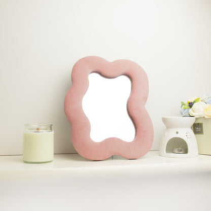 Miroir doux et ondulé – Galet carré – Rose pâle (22.5 x 27 x 2.3 cm)