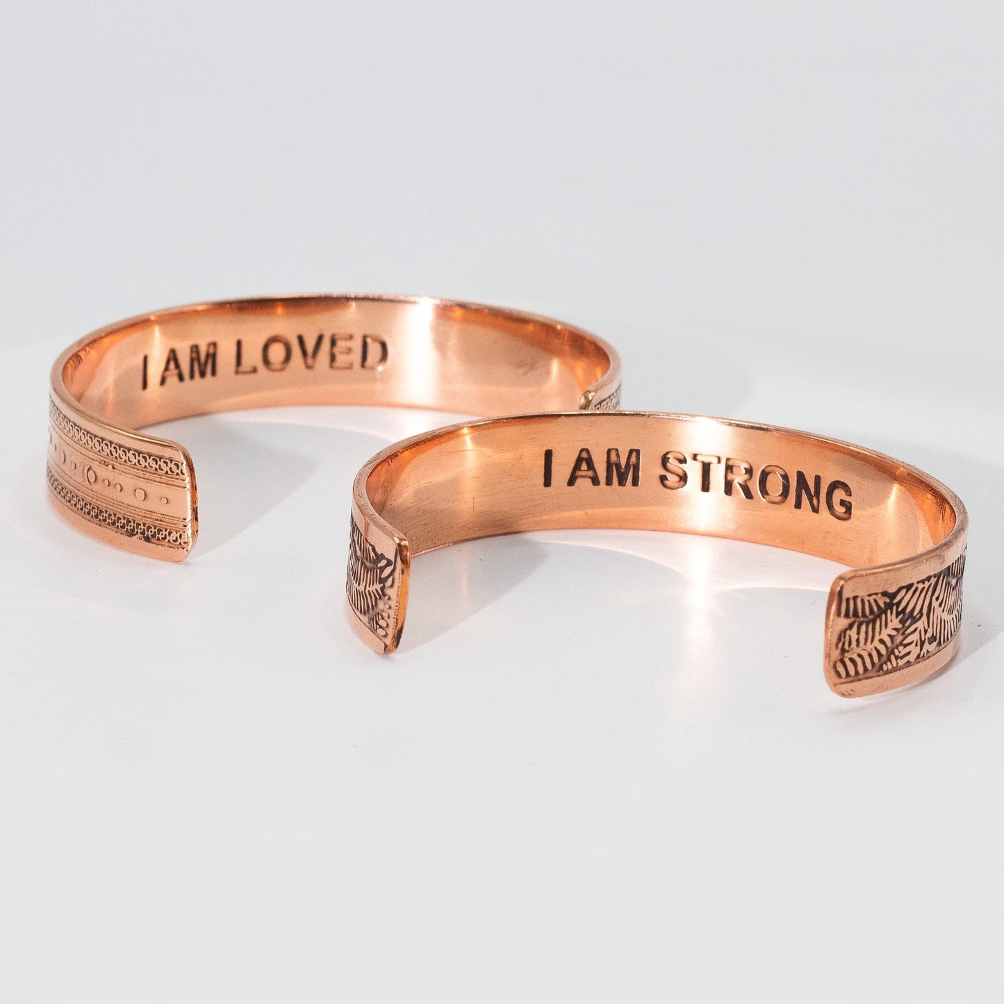 Massive Kupferarmbänder mit eingravierten Affirmationen (sortiert)