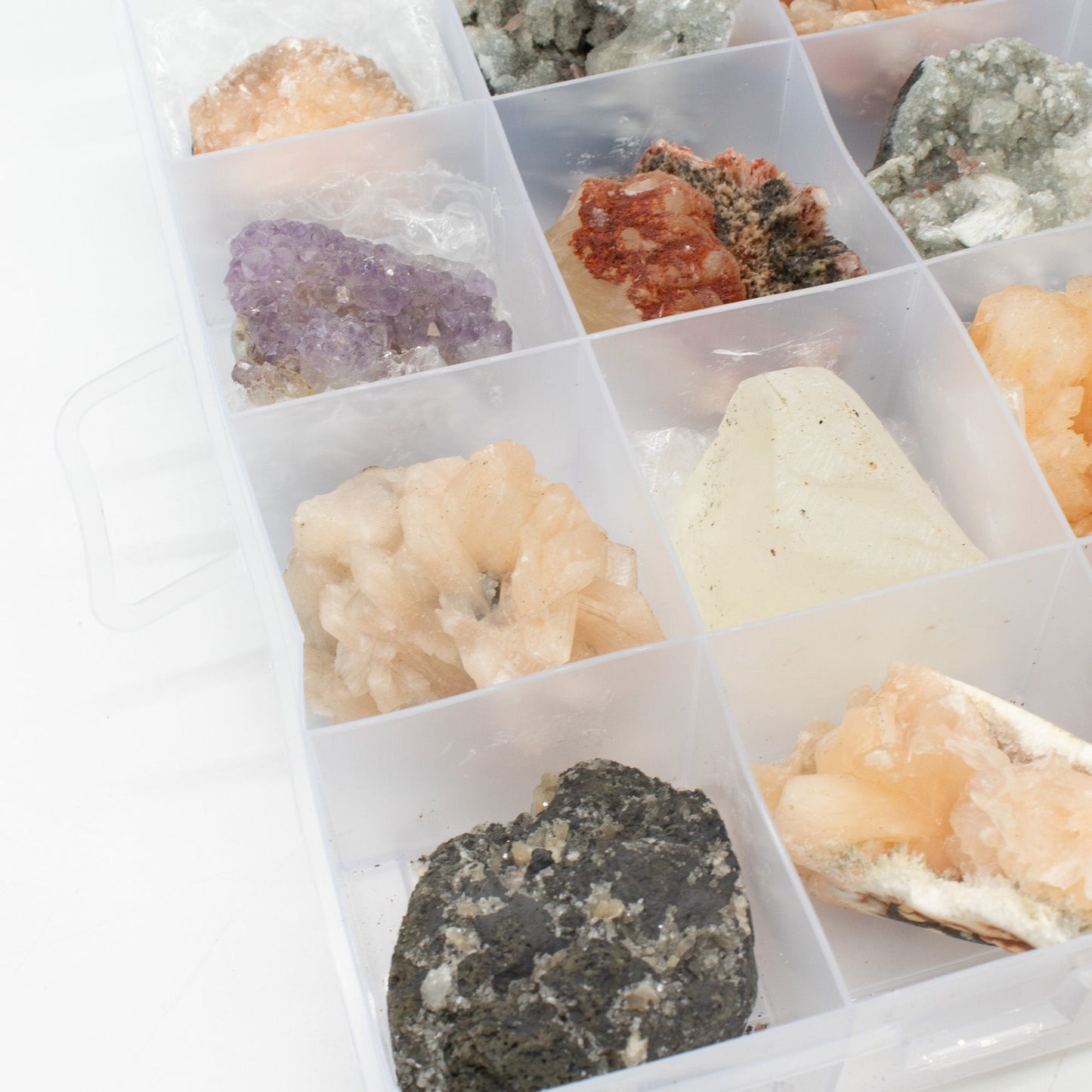Muestras minerales - Zeolitas mixtas de la India en una vitrina (Apofilita blanca, Estilbita, Cuarzo dedo, Amatista, Estilbita verde, Heulandita)