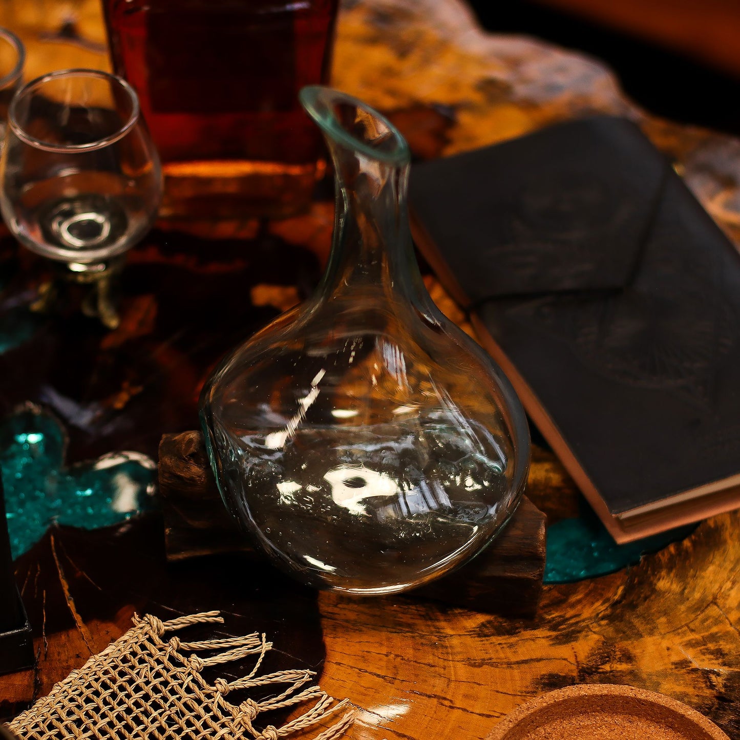 Mini carafe en verre fusionné sur bois - 20 cm