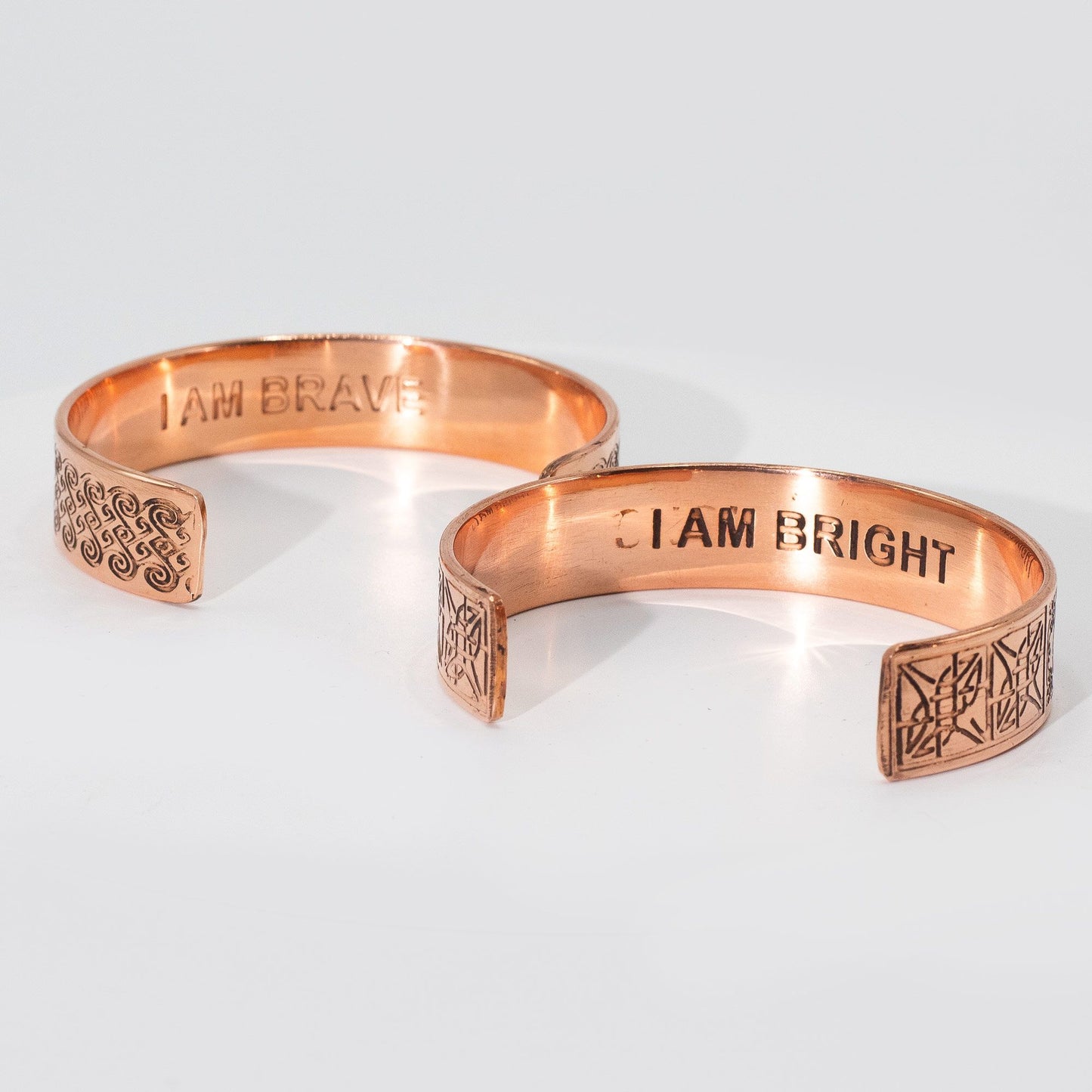 Massive Kupferarmbänder mit eingravierten Affirmationen (sortiert)