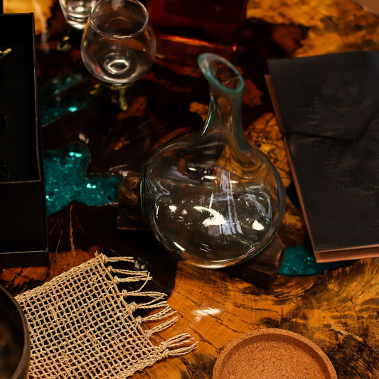 Mini-Dekanter aus geschmolzenem Glas auf Holz – 20 cm