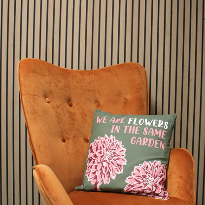 Bedruckter Kissenbezug aus Baumwolle – We Are Flowers – Olivgrün, Rosa und Natur