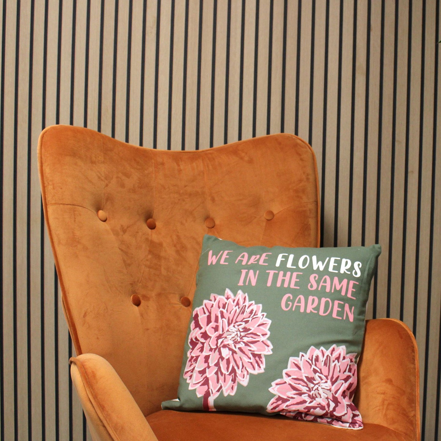Bedruckter Kissenbezug aus Baumwolle – We Are Flowers – Olivgrün, Rosa und Natur