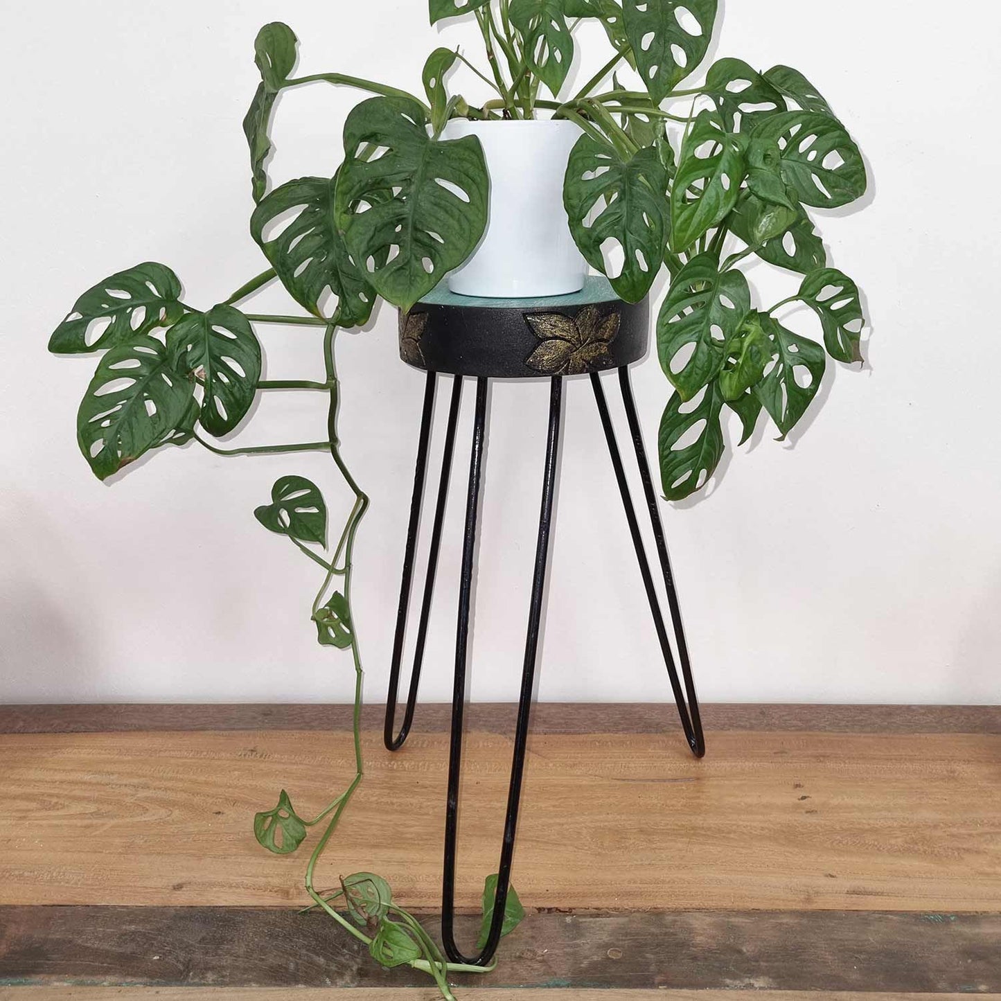 Soporte para plantas de madera Albasia - Detalle turquesa y dorado