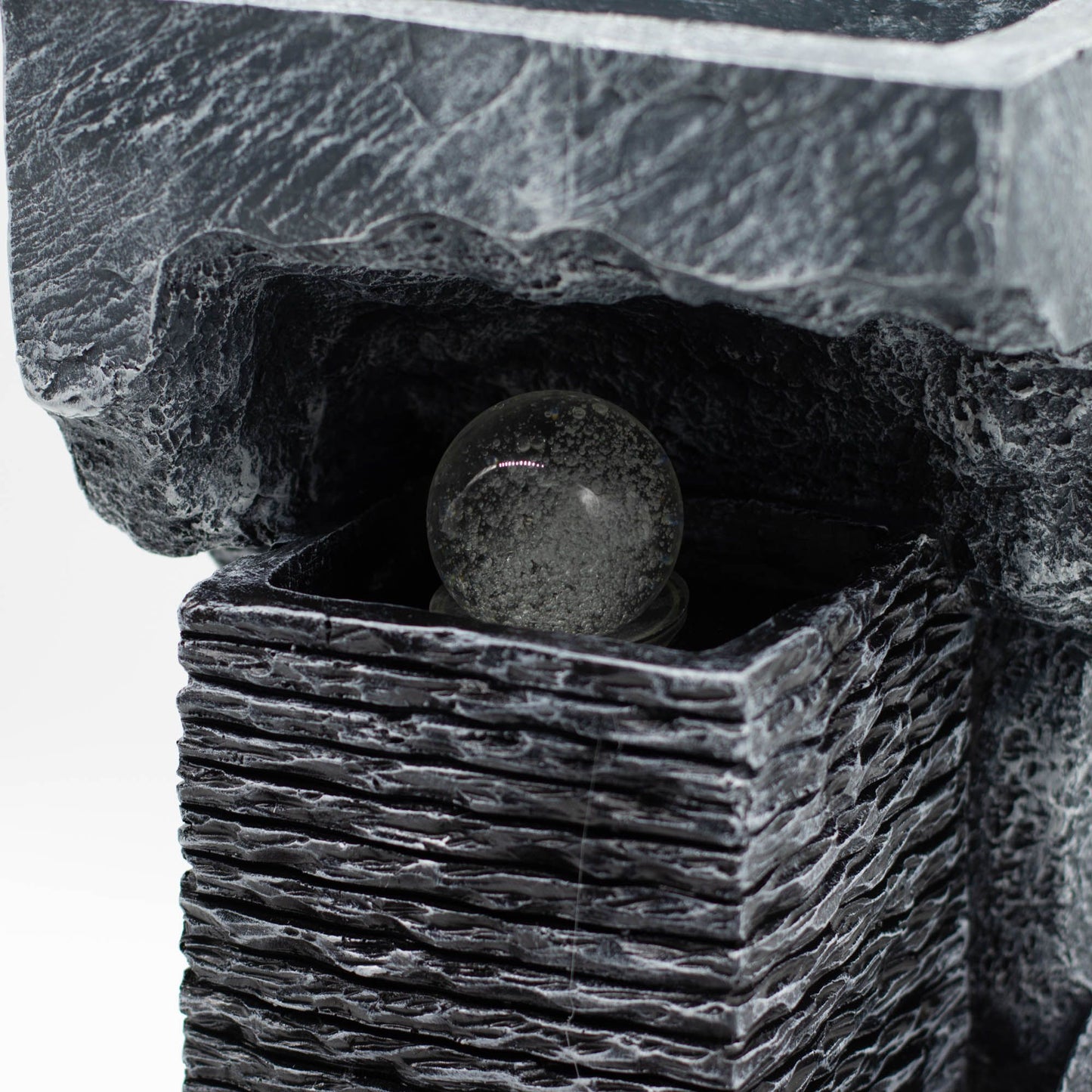 Großes Wasserspiel – 24 x 22 x 48 cm – Farbwechselnde Kristallkugel auf Felsen
