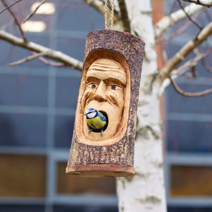 Baumstammgesicht – Vogelhaus – Griesgrämiger alter Mann