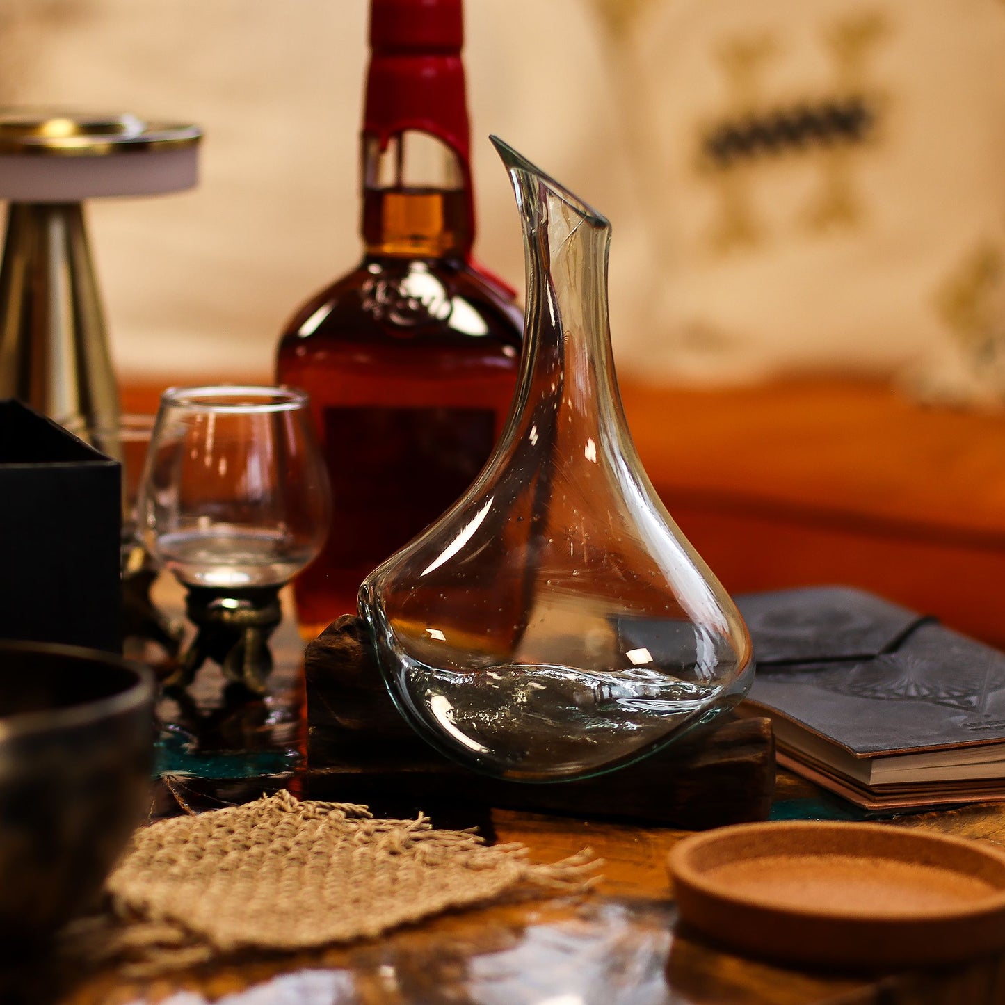 Mini carafe en verre fusionné sur bois - 20 cm