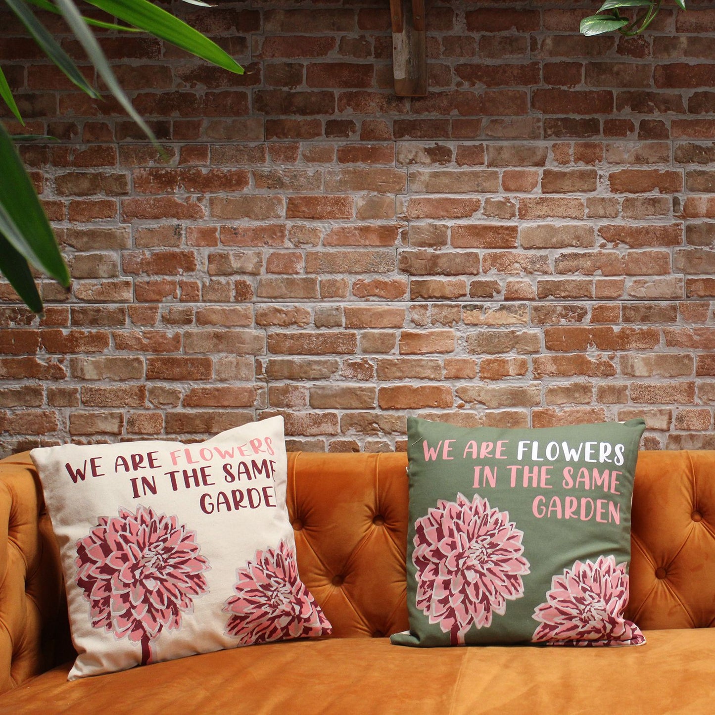 Bedruckter Kissenbezug aus Baumwolle – We Are Flowers – Olivgrün, Rosa und Natur