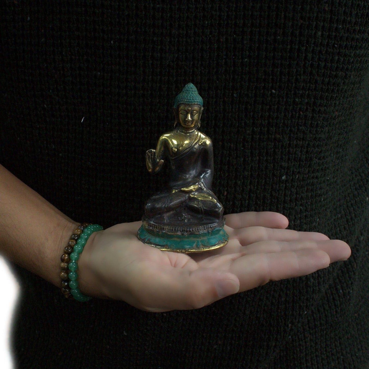 Buda sentado con la mano hacia arriba