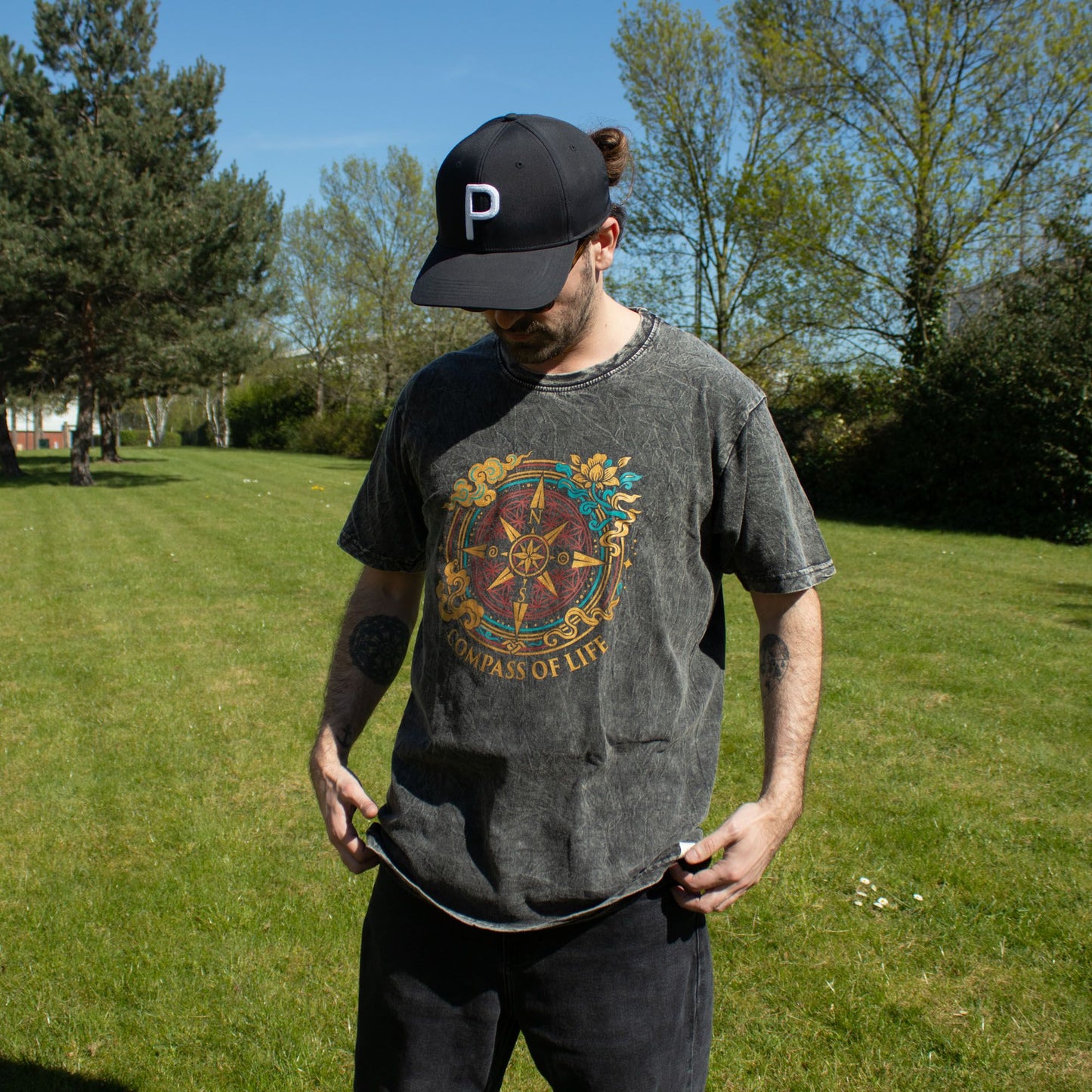Nomad Sari Camiseta de algodón lavado a piedra - Compás de la Vida - Carbón - Grande