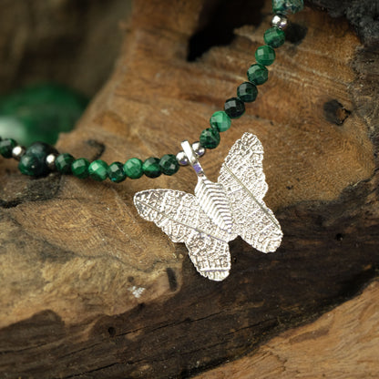 Collar de malaquita con gema de malaquita y colgante de mariposa con hoja real