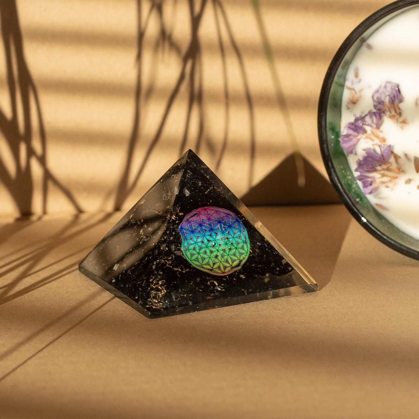 Kleine Orgonitpyramiden 5,5 x 4,5 cm – Blume des Lebens – Stücke aus schwarzem Turmalin