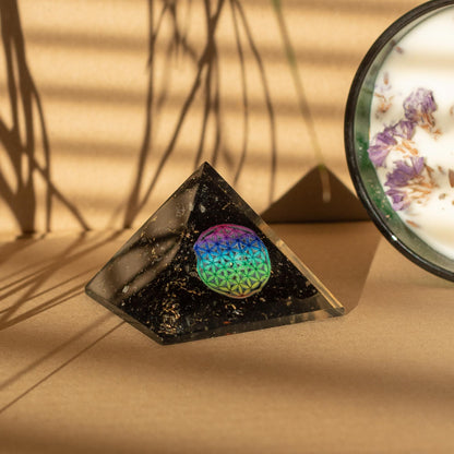 Kleine Orgonitpyramiden 5,5 x 4,5 cm – Blume des Lebens – Stücke aus schwarzem Turmalin