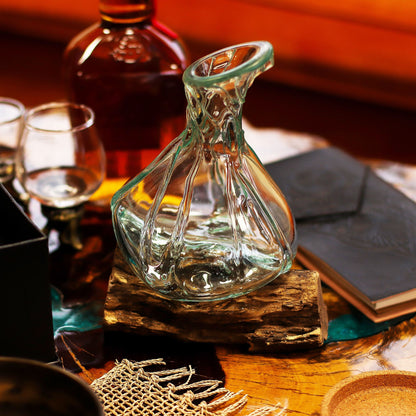 Mini carafe décorative en verre fusionné sur socle en bois, 24 cm