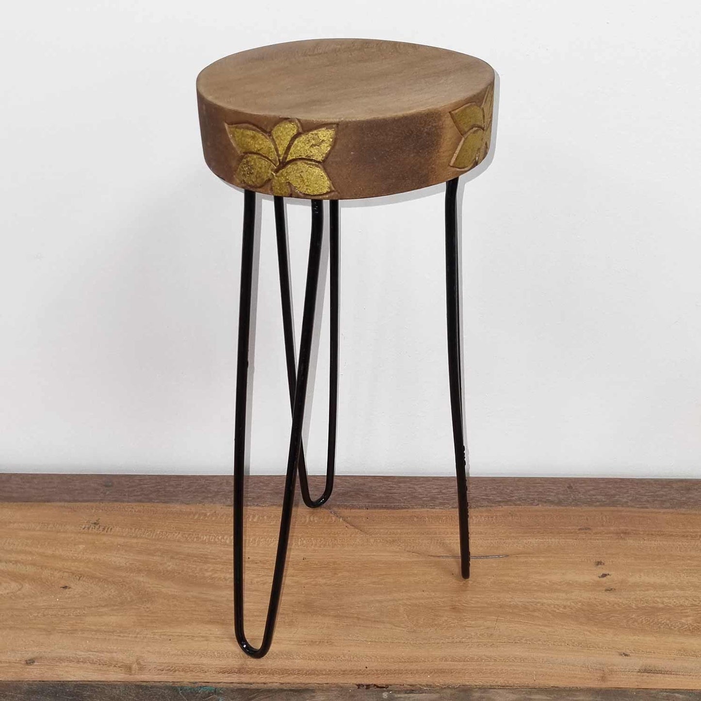 Soporte para plantas de madera de Albasia - Detalle natural y dorado