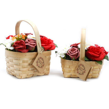 Bouquet dans un panier en osier - rouge moyen