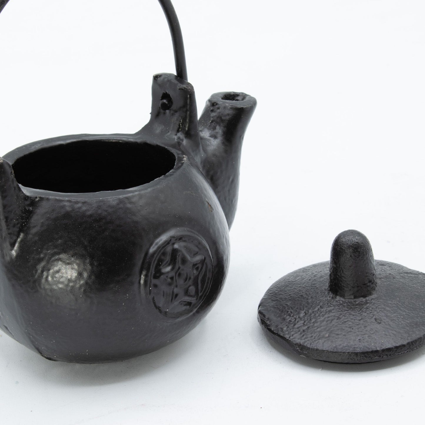 Pequeña olla ritual de hierro fundido con forma de pentágono 8x8x10 cm