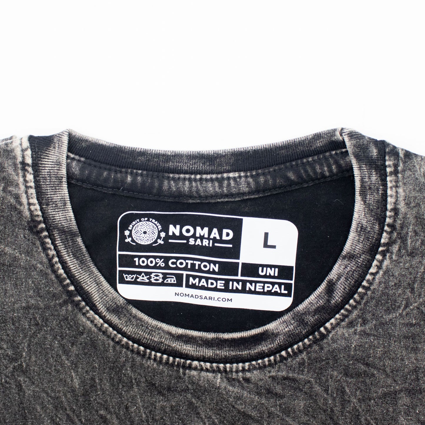 Nomad Sari Camiseta de algodón lavado a piedra - Compás de la Vida - Carbón - Grande