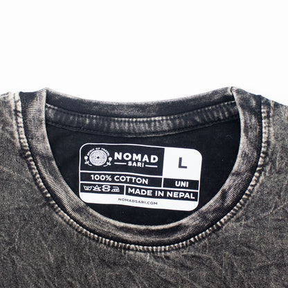 Nomad Sari Camiseta de algodón lavado a piedra - Compás de la Vida - Carbón - Grande