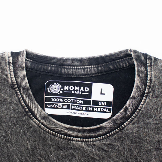Nomad Sari T-Shirt aus gewaschener Baumwolle – Kompass des Lebens – Anthrazit – Groß