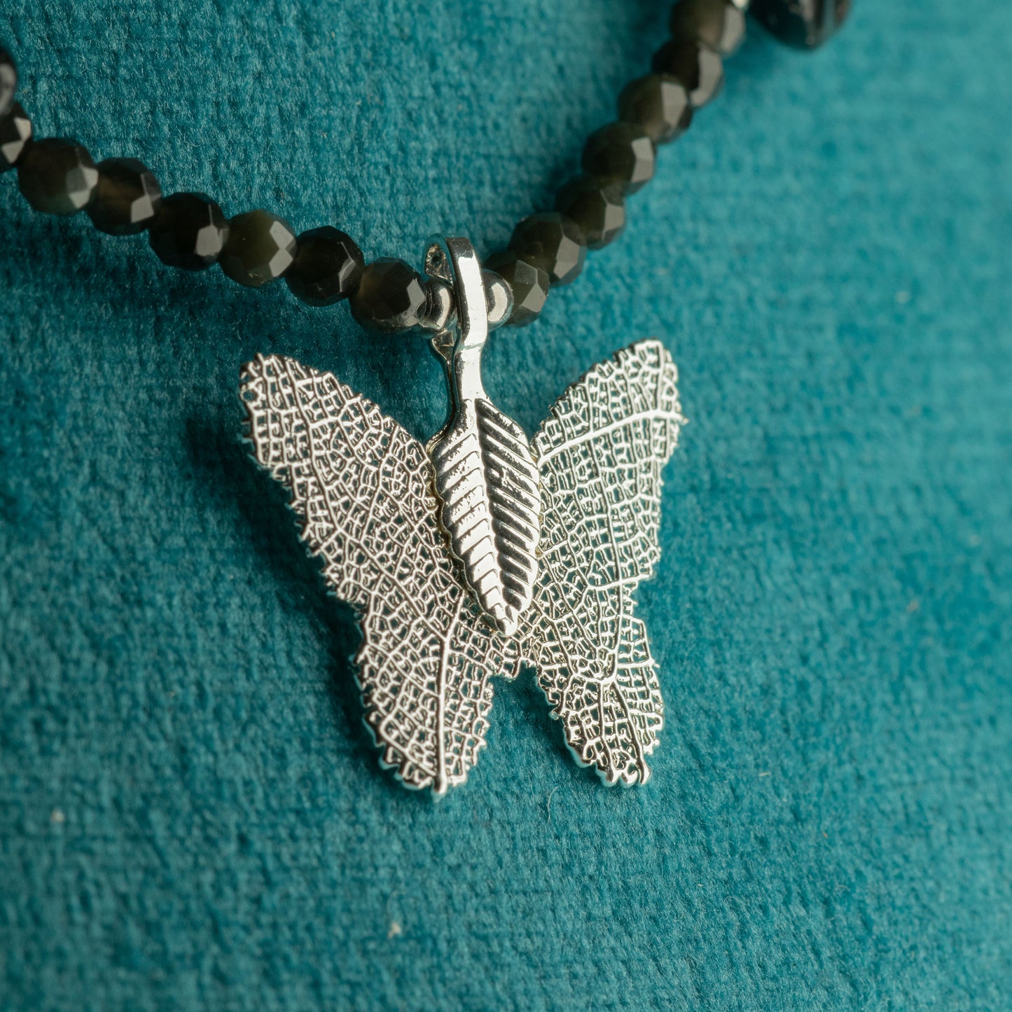 Collar de gema de obsidiana negra ninfa con colgante de mariposa hecho de una hoja real