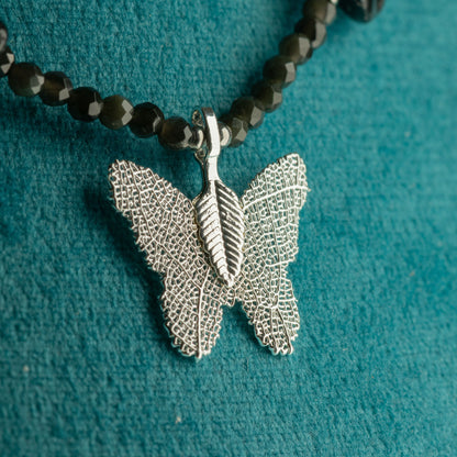 Collar de gema de obsidiana negra ninfa con colgante de mariposa hecho de una hoja real