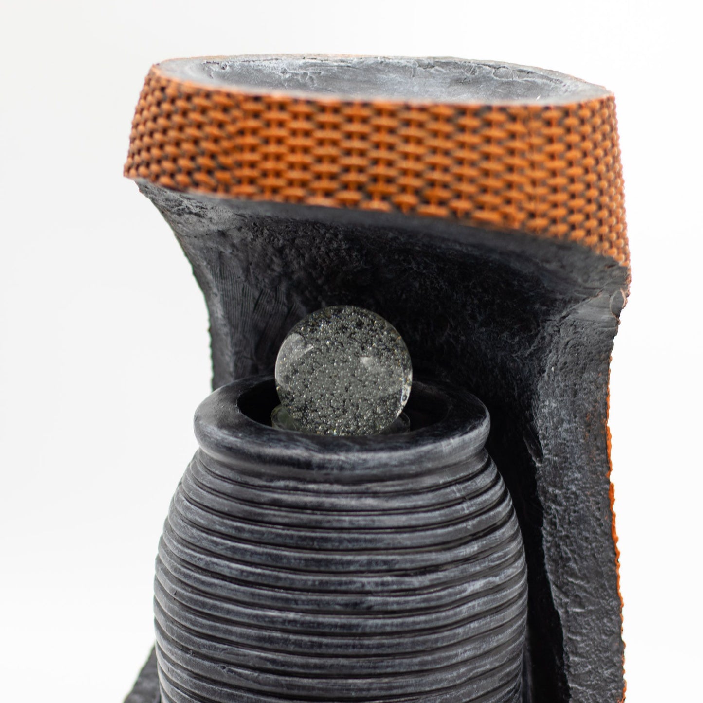 Grande fontaine - 24 x 22 x 48 cm - Boule de cristal aux couleurs changeantes dans une urne grecque placée dans un panier