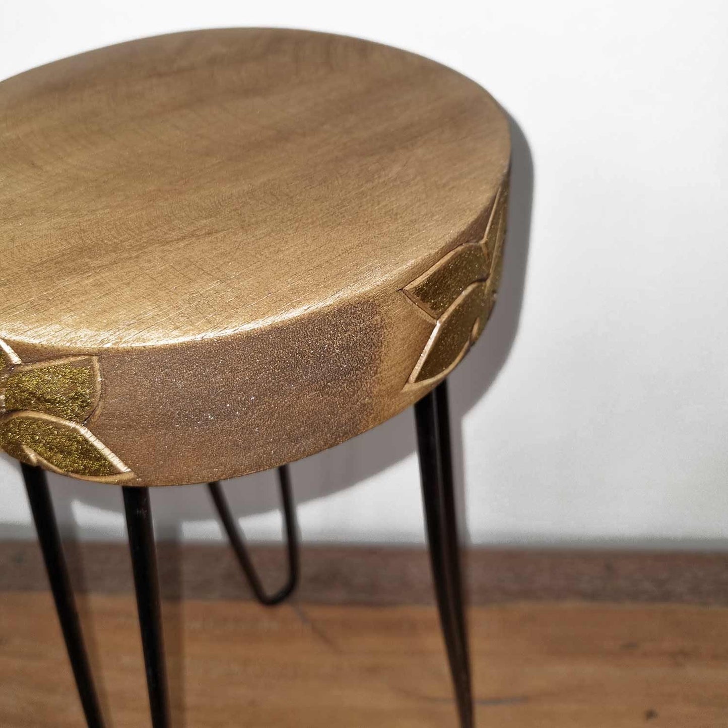 Soporte para plantas de madera de Albasia - Detalle natural y dorado