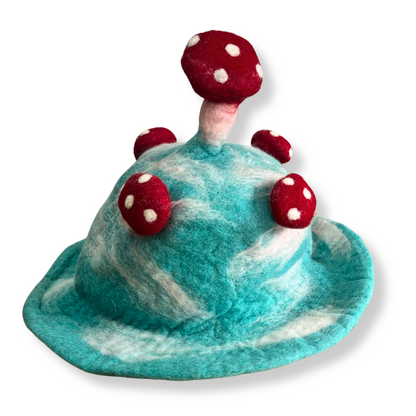 Sombrero de hongo de fieltro - Perdido en un cielo azul