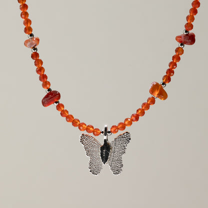 Collar de gema de rubí Nymph con colgante de mariposa hecho con una hoja real
