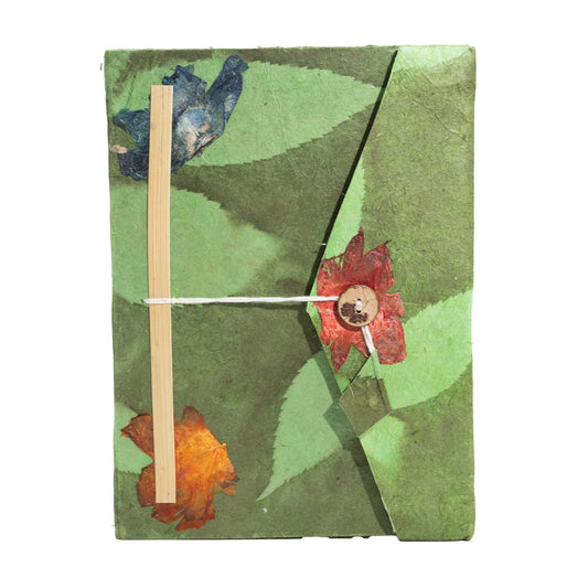 Lokta Notizbuch mit auffälligem Blumendesign – Groß (21x15cm) – 45 Blätter – Lesezeichen inklusive – Moosgrün