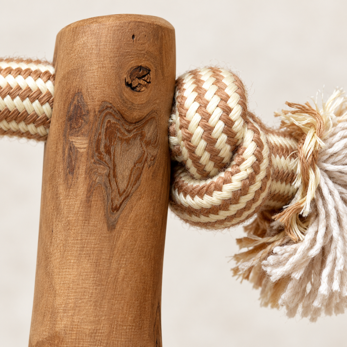 Juguetes PAW para mascotas – Mordedor de madera de café Loop & Tug