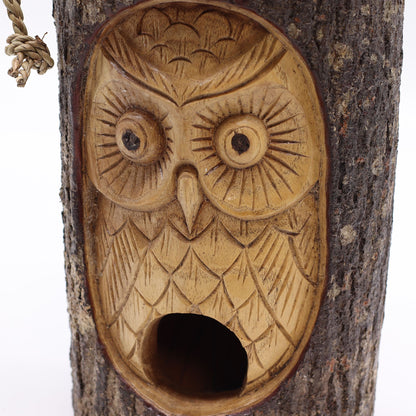 Gesicht aus Baumstamm – Vogelhaus – Weise Eule