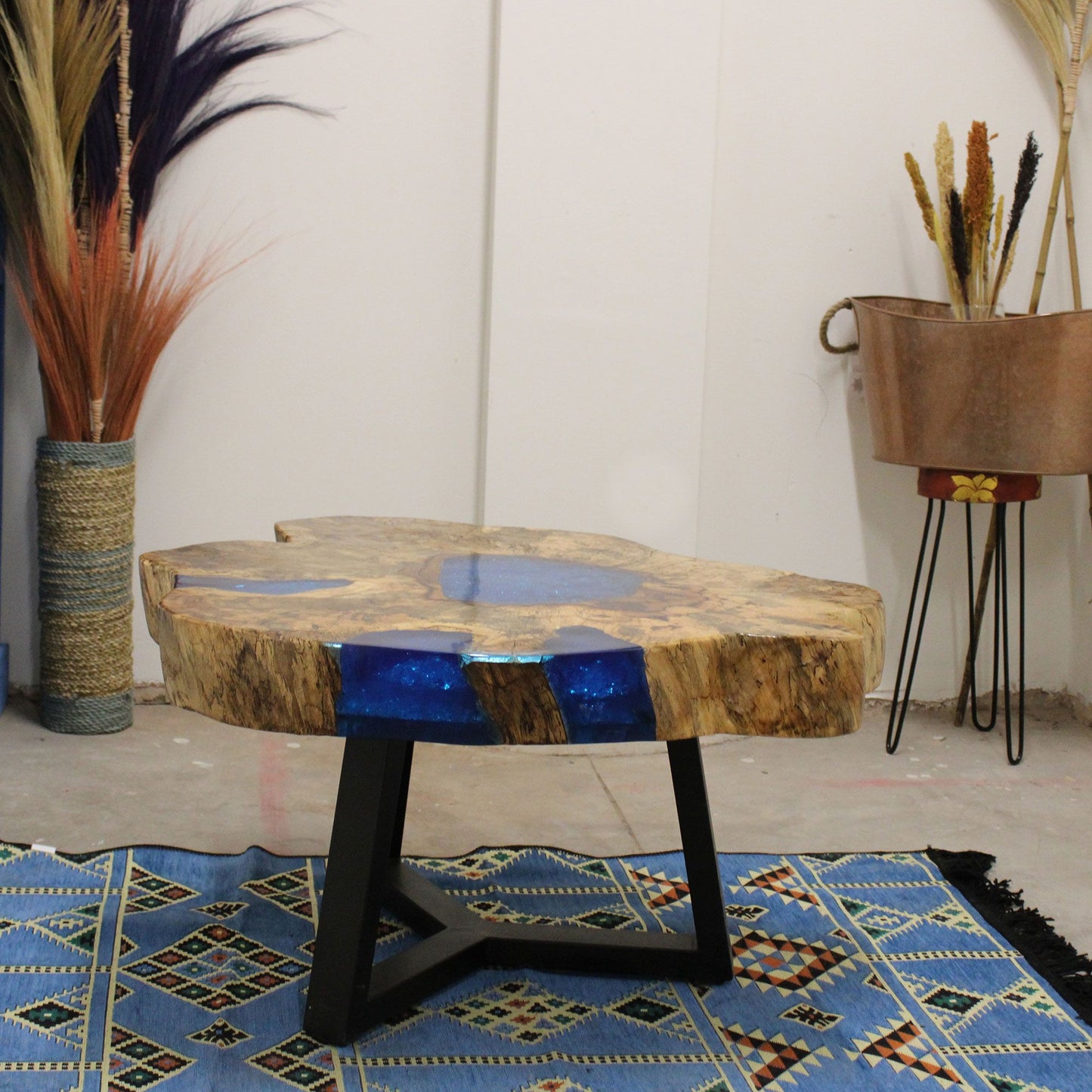 Couchtisch aus Tamarinde und Harz - Himmelblau