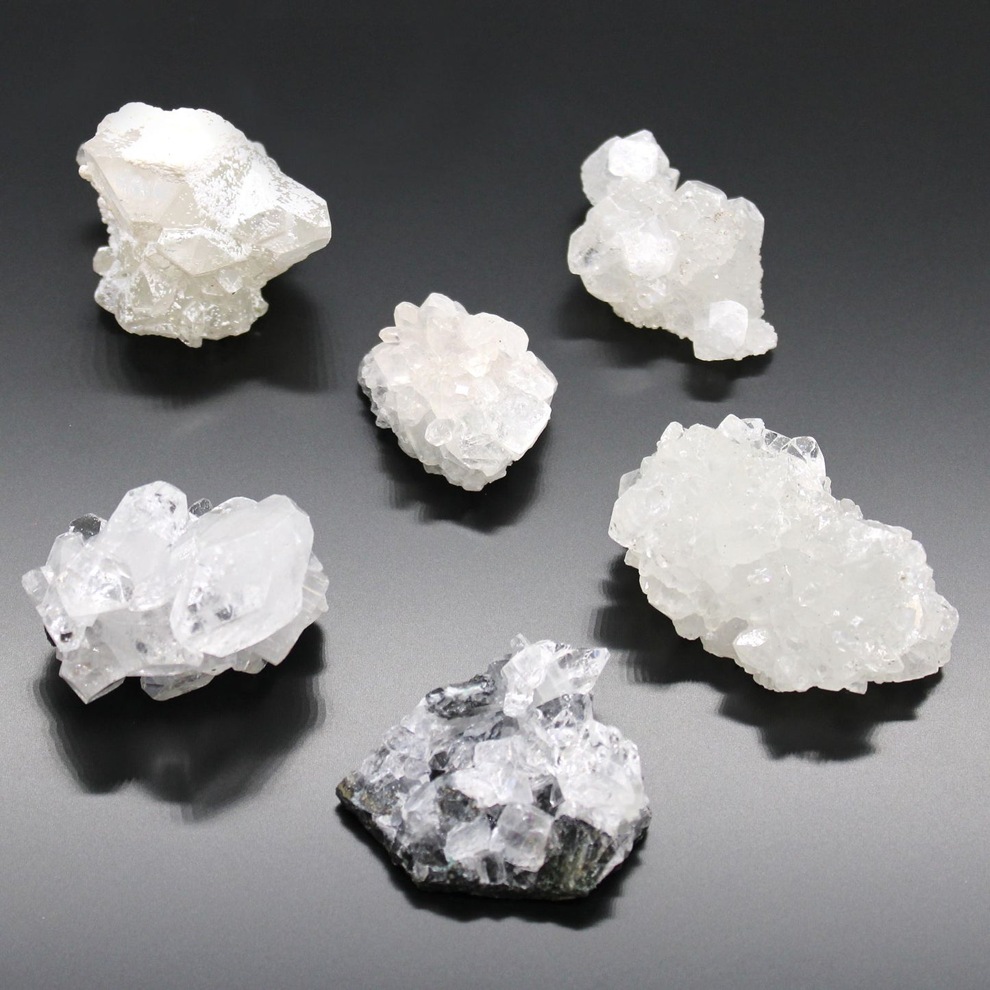 Amas d'apophyllite blanche de 20 à 30 mm