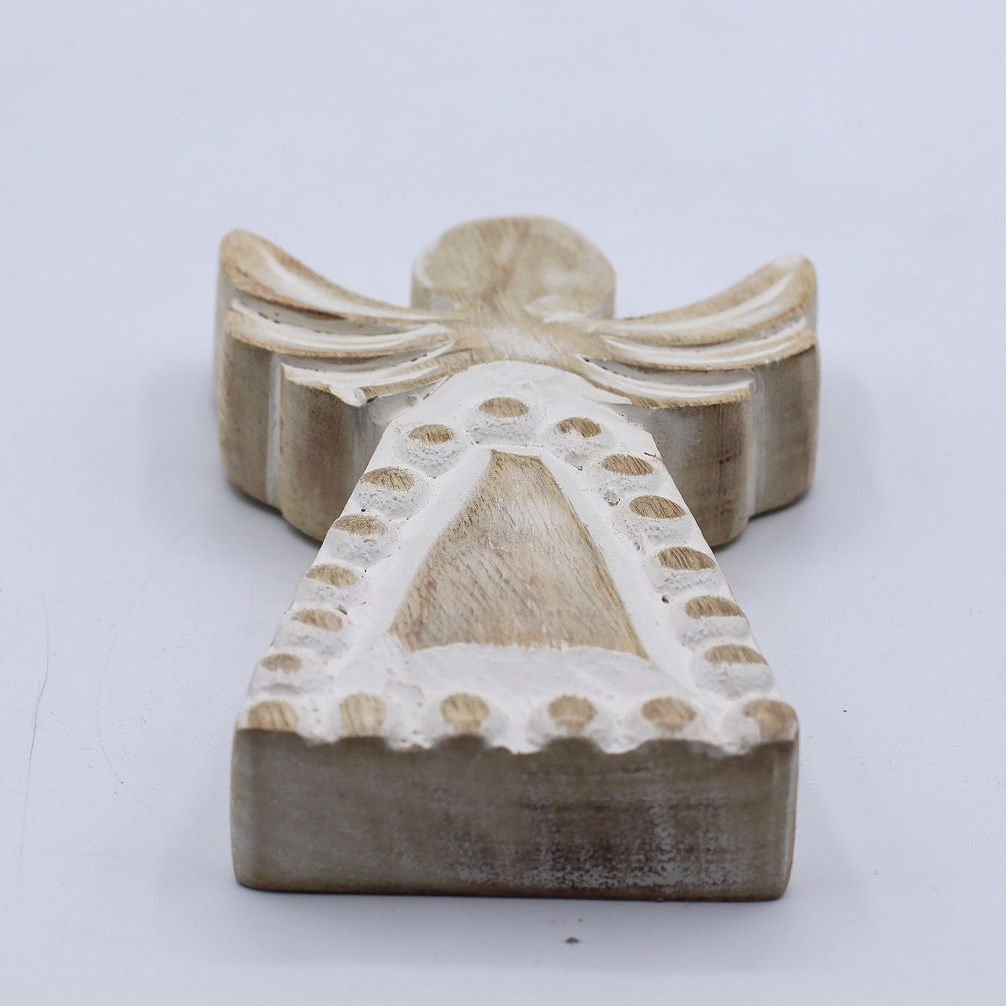 Ange en bois de manguier - Finition blanchie - 13 cm