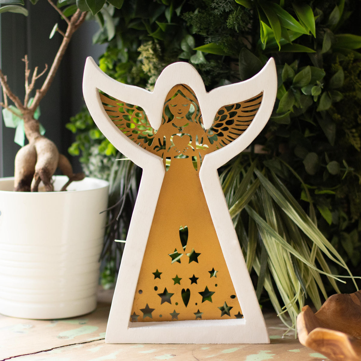 Ángel de madera de mango - acabado lavado blanco con recorte decorativo de hierro - 22 cm