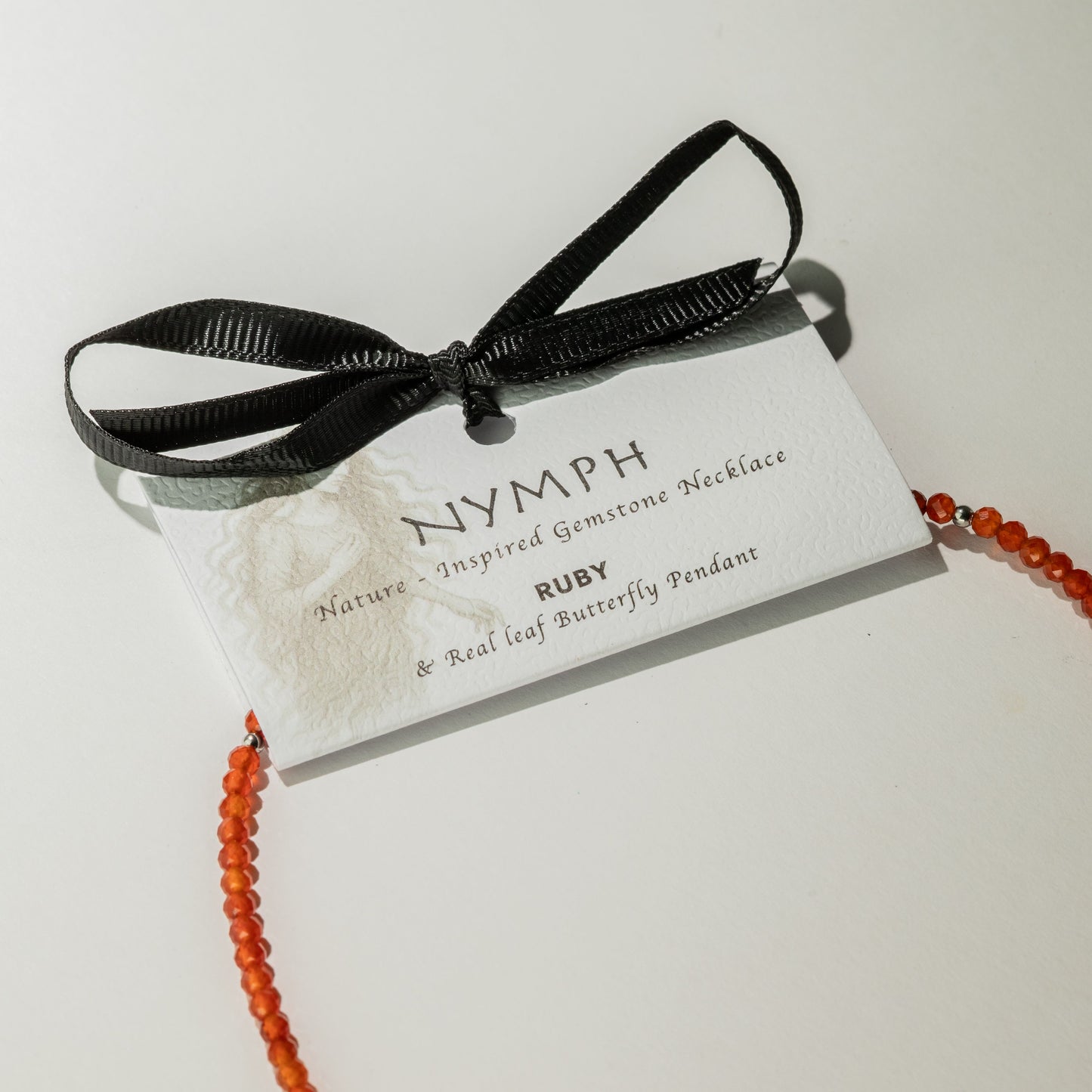 Collar de gema de rubí Nymph con colgante de mariposa hecho con una hoja real