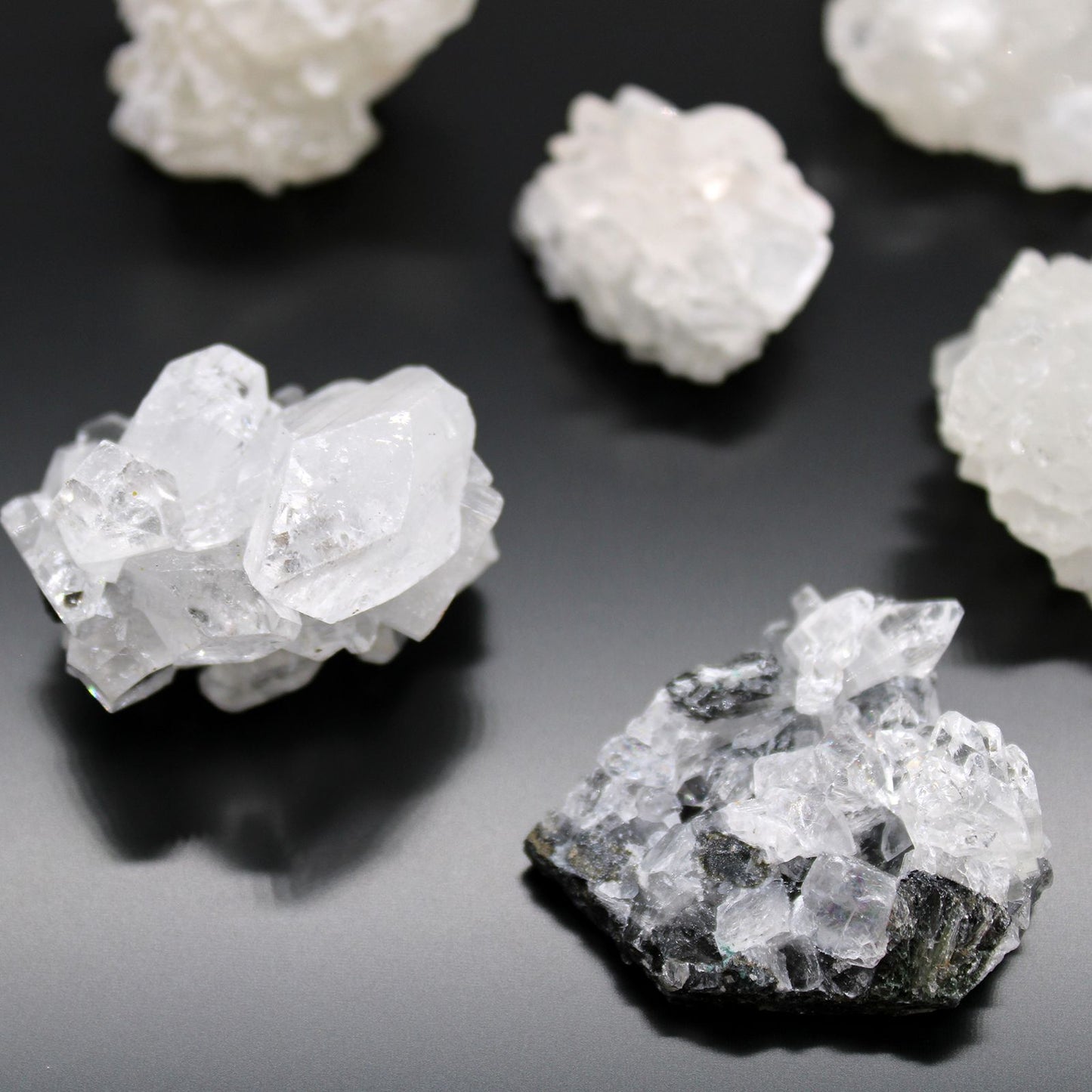 Amas d'apophyllite blanche de 20 à 30 mm