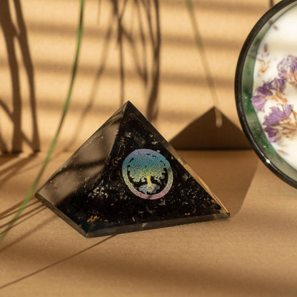 Kleine Orgonitpyramiden 5,5 x 4,5 cm – Lebensbaum – Stücke aus schwarzem Turmalin
