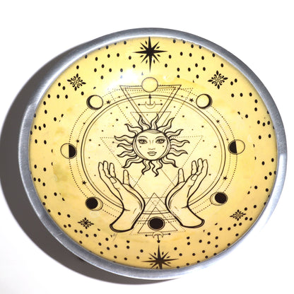 Assiette d'offrande émaillée à trois pieds - Mains et Soleil