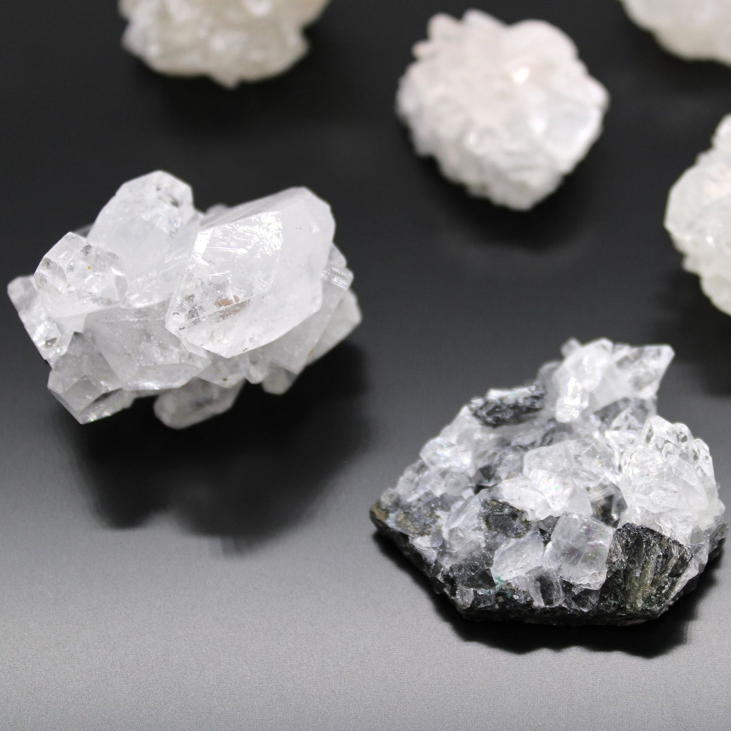 Amas d'apophyllite blanche de 20 à 30 mm